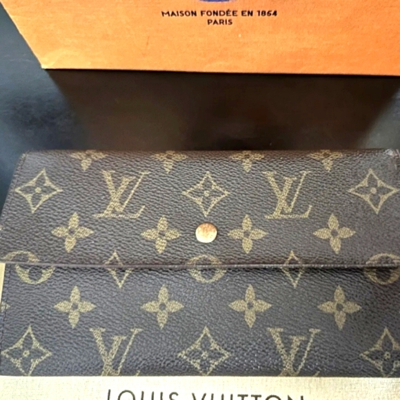 Louis Vuitton Handbags - LOUIS VUITTON MONOGRAM CANVAS TRI FOLD WALLET OR CROSSBODY